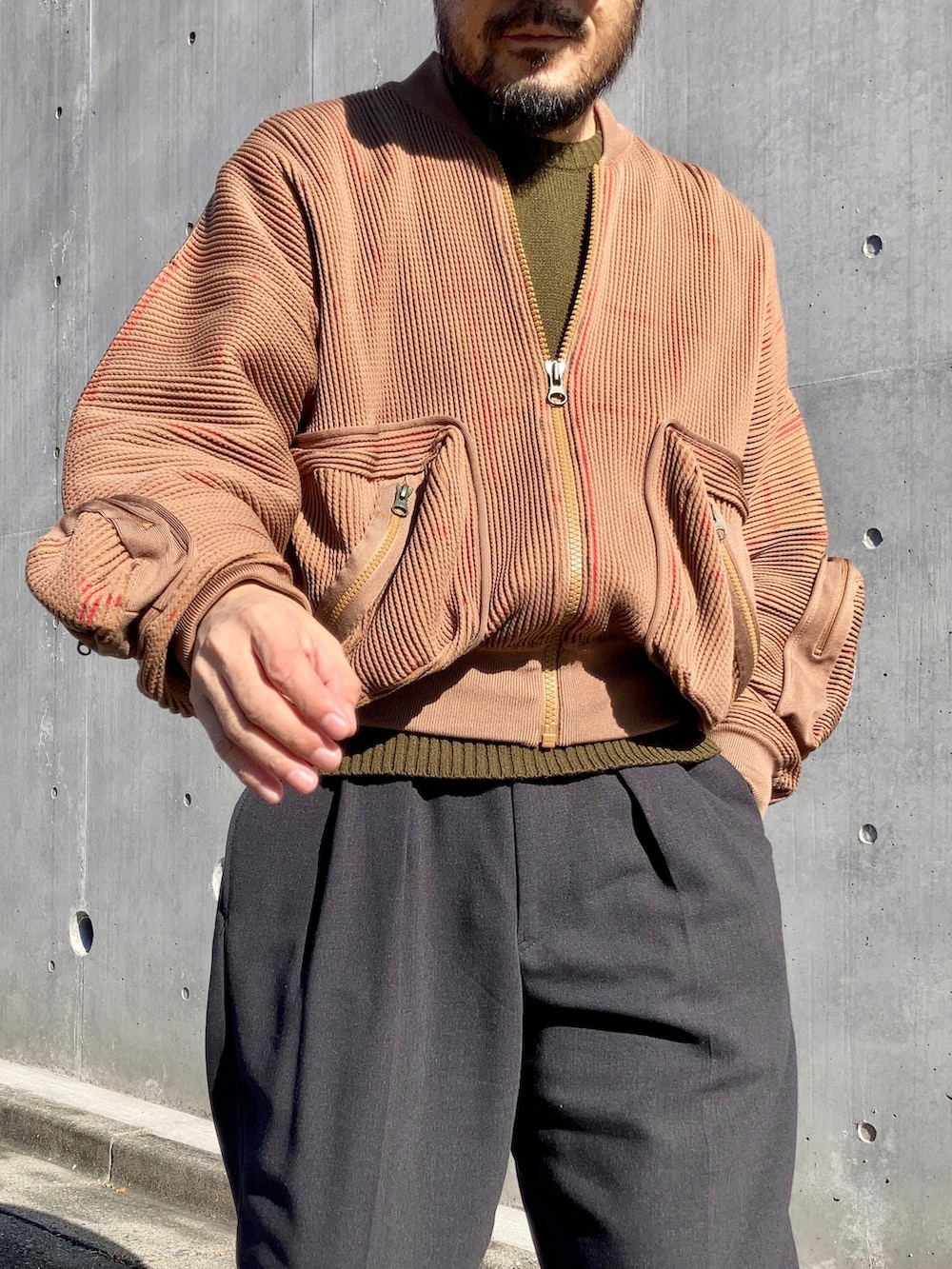 その他のニット/セーター、ブラウン系のMA-1、グレー系のスラックスを着用したメンズの秋コーディネートの4枚目の写真