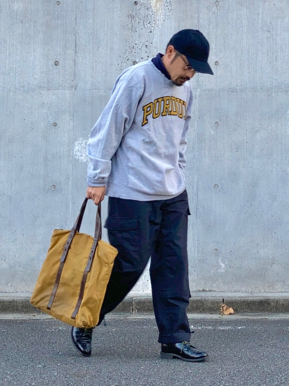 グレー系のスウェット、ブラック系のカーゴパンツ、ブラック系のドレスシューズを着用したメンズの秋コーディネートの3枚目の写真