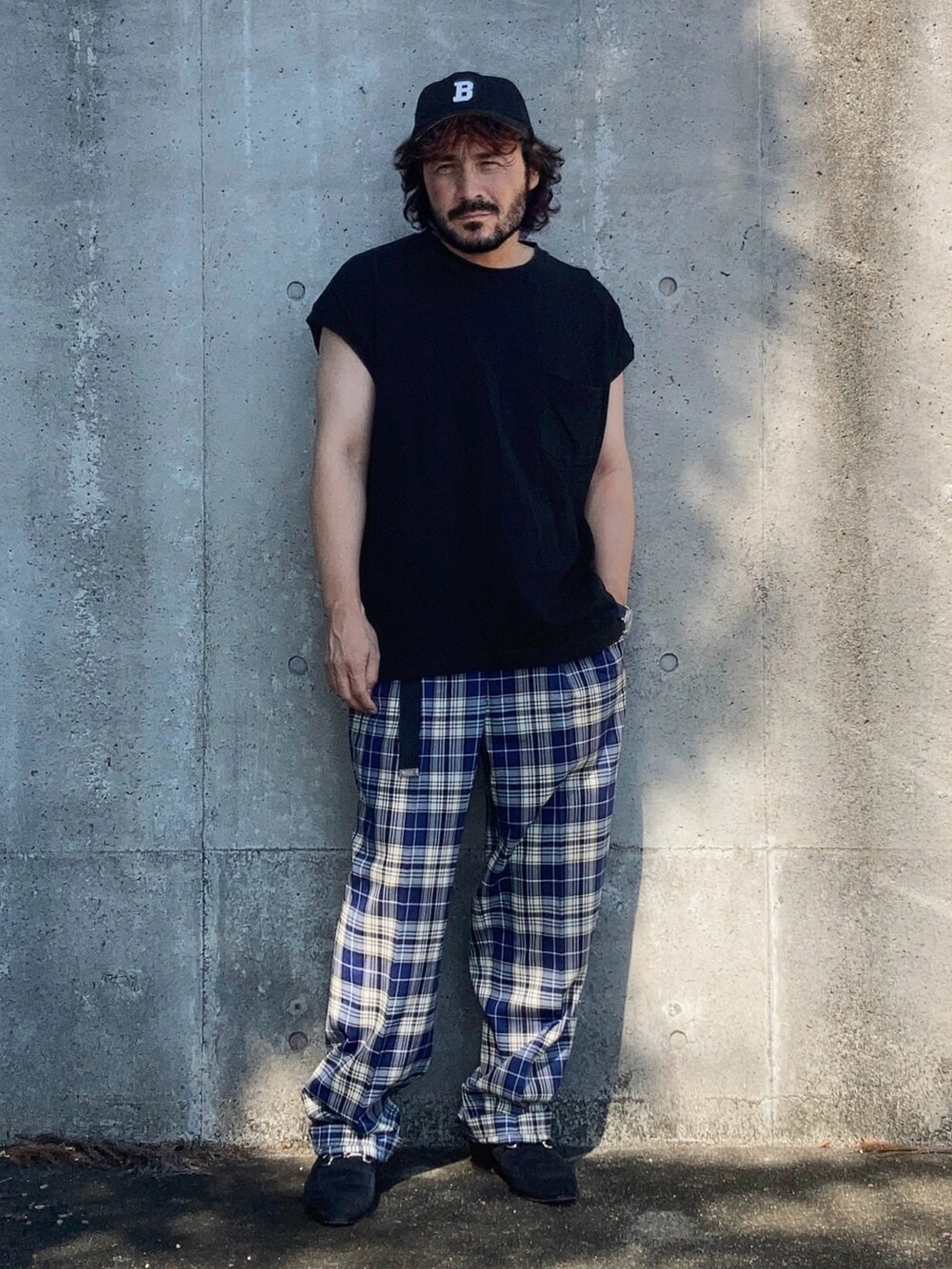 ブラック系のその他トップス、ブルー系のスラックス、ブラック系のローファーを着用したメンズの夏コーディネートの3枚目の写真