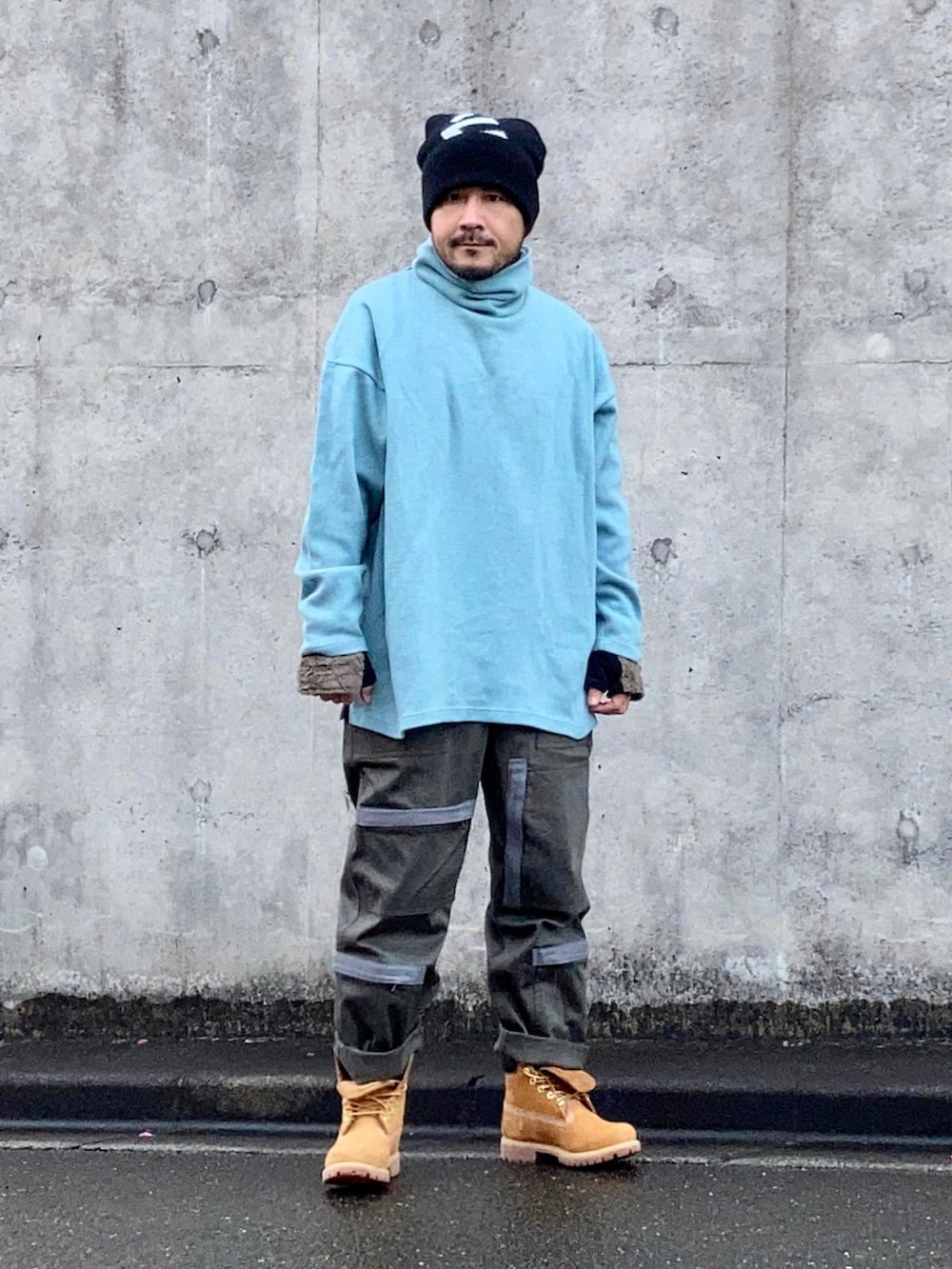 ブルー系のニット/セーター、グリーン系のその他パンツ、イエロー系のブーツを着用したメンズの冬コーディネートの3枚目の写真