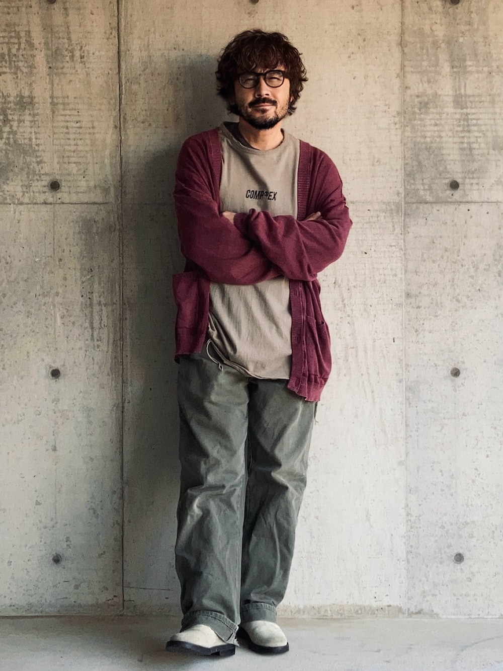 グレー系のTシャツ/カットソー、レッド系のカーディガン/ボレロ、グリーン系のその他パンツを着用したメンズの春コーディネートの2枚目の写真
