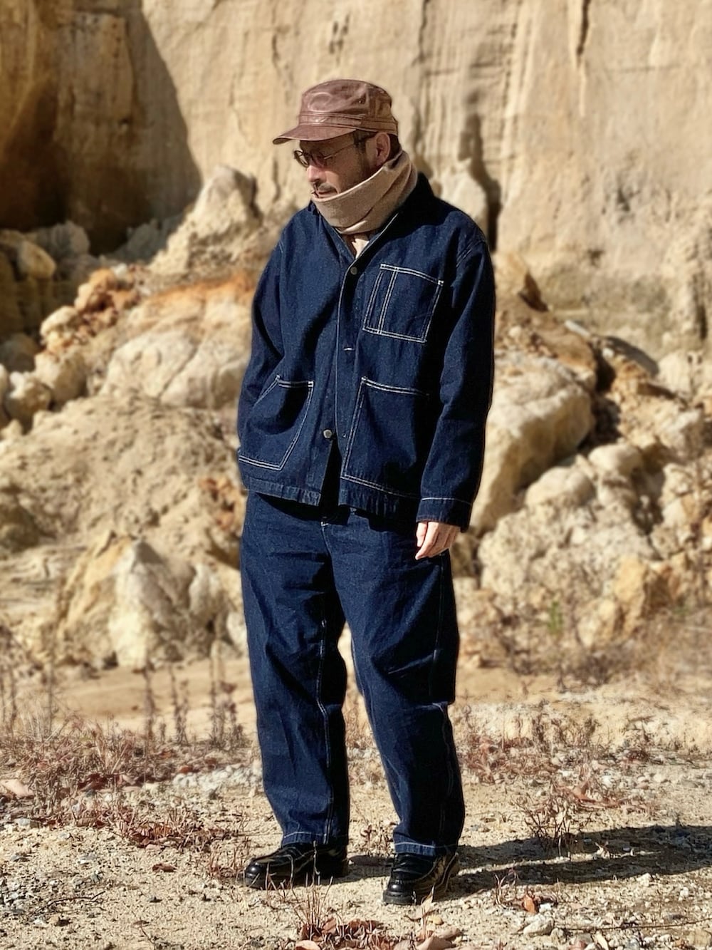 ブルー系のデニムジャケット、ブルー系のデニムパンツ、ブラック系のローファーを着用したメンズの冬コーディネートの4枚目の写真