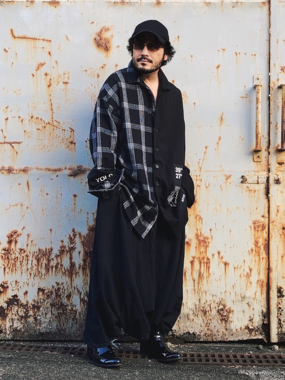 ブラック系のシャツ/ブラウス、ブラック系のその他パンツ、ブラック系のブーツを着用したメンズの秋コーディネートの2枚目の写真