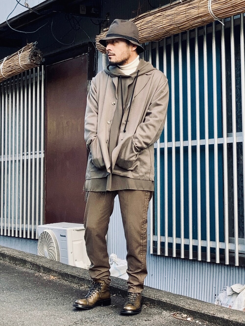 ホワイト系のニット/セーター、グレー系のパーカー、ブラウン系のテーラードジャケットを着用したメンズの秋コーディネートの2枚目の写真