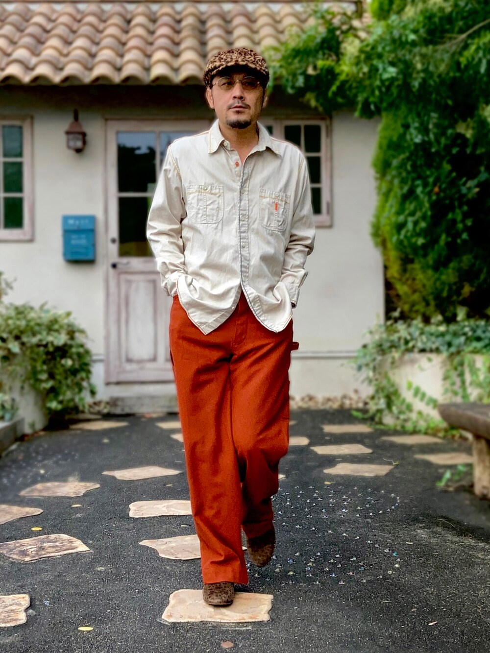 ベージュ系のシャツ/ブラウス、オレンジ系のカーゴパンツ、ブラウン系のスリッポンを着用したメンズの秋コーディネートの3枚目の写真