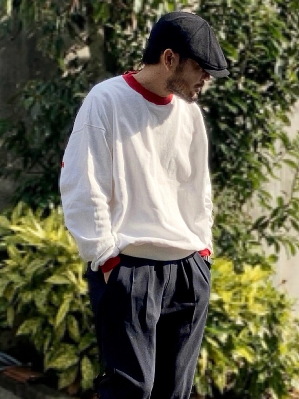 ホワイト系のスウェット、ブルー系のスラックス、ブラック系のローファーを着用したメンズの秋コーディネートの3枚目の写真