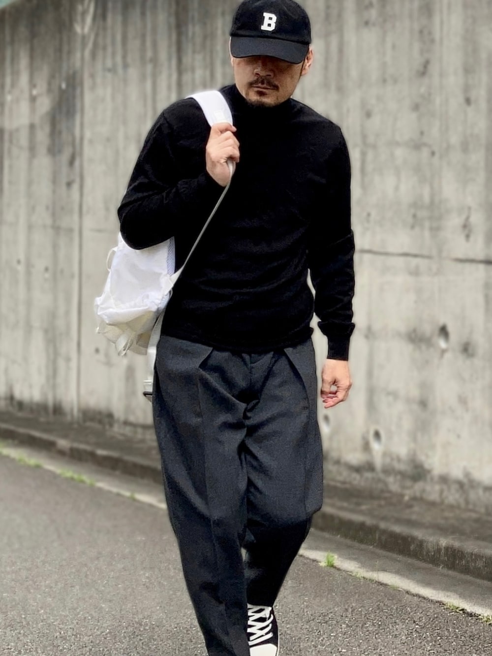 「モノトーン、キャップ、ハイネック、スラックス、ハイカットスニーカー、ローテクスニーカー、キャンバススニーカー、ISABEL MARANT、イザベルマラン、フレンチカジュアル、モード、古着MIX」｜「giovani e belliのmade in Italy wool 100% 古着（ニット/セーター、ブラック系）」を使った、koppaさん（メンズ・169cm）の春コーディネートの5枚目の写真