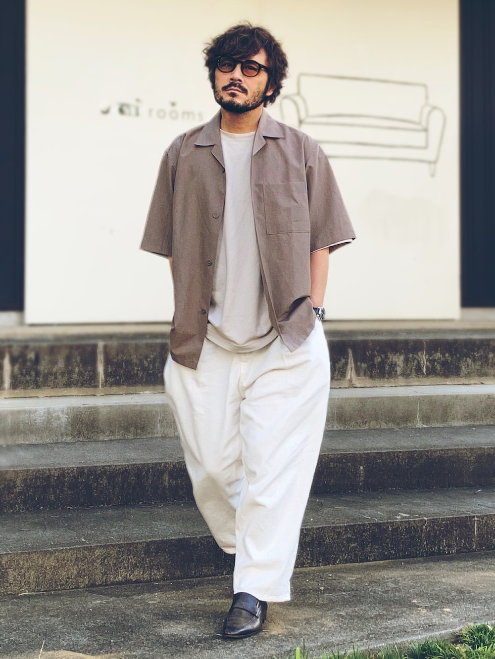 グレー系のTシャツ/カットソー、ブラウン系のシャツ/ブラウス、ホワイト系のスラックスを着用したメンズの夏コーディネートの2枚目の写真