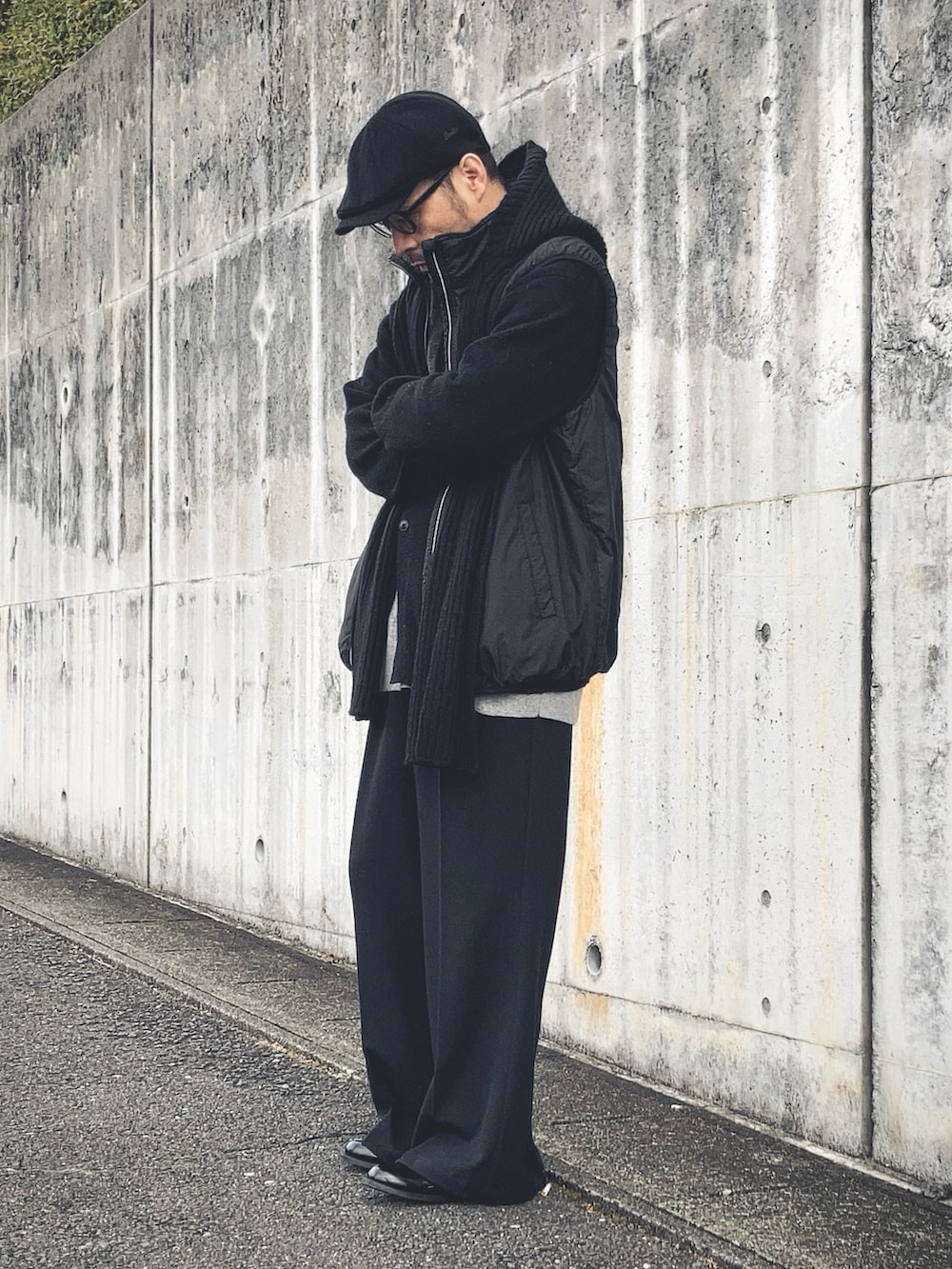 グレー系のニット/セーター、ブラック系のベスト、ブラック系のカーディガン/ボレロを着用したメンズの冬コーディネートの2枚目の写真