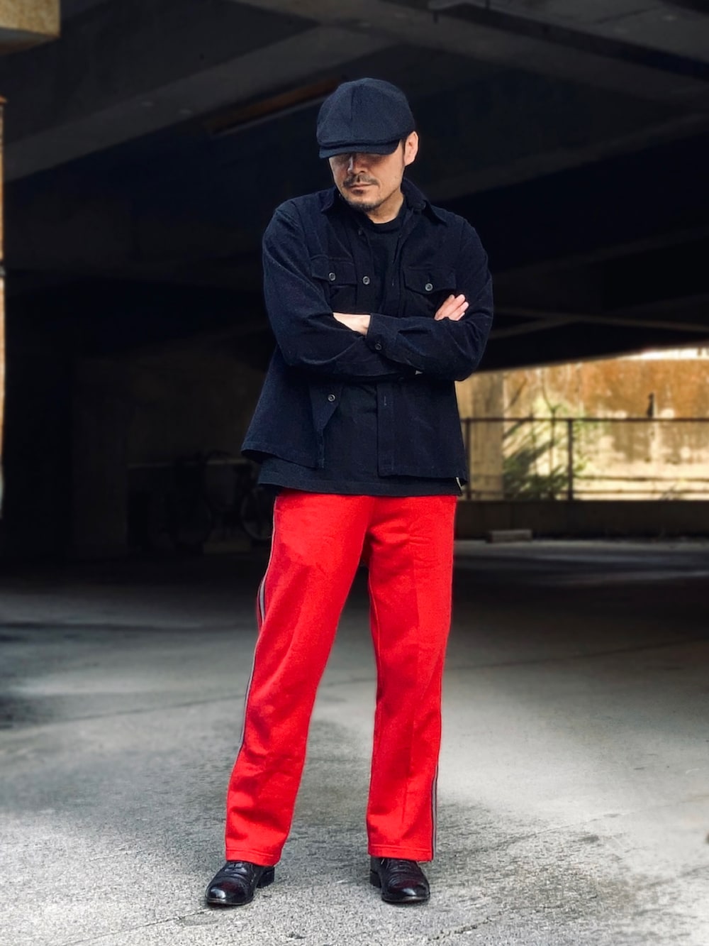 ブラック系のその他トップス、ブラック系のシャツ/ブラウス、レッド系のスウェットパンツを着用したメンズの秋コーディネートの3枚目の写真