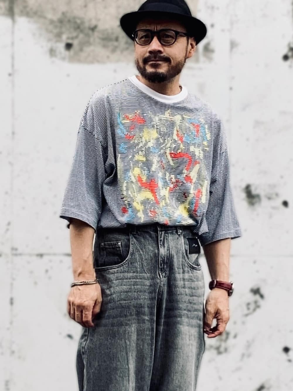 ホワイト系のTシャツ/カットソー、グレー系のデニムパンツ、レッド系のブーツを着用したメンズの夏コーディネートの3枚目の写真