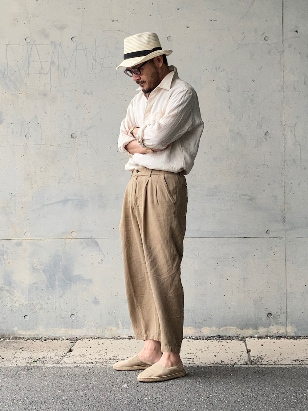 ベージュ系のシャツ/ブラウス、ベージュ系のその他パンツ、ベージュ系のその他シューズを着用したメンズの春コーディネートの3枚目の写真