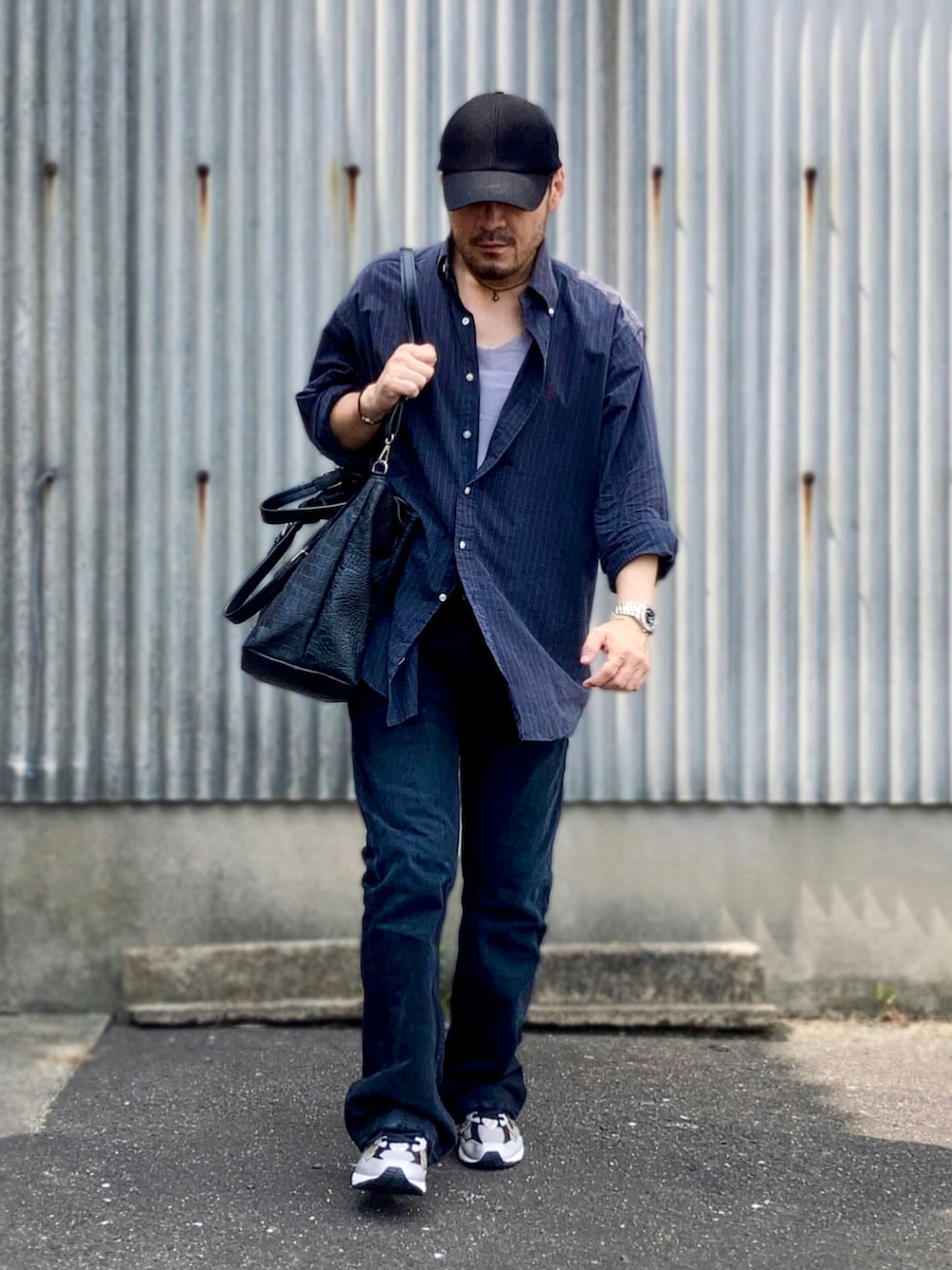 グリーン系のシャツ/ブラウス、ブラック系のデニムパンツ、ブラック系のスニーカーを着用したメンズの夏コーディネートの4枚目の写真