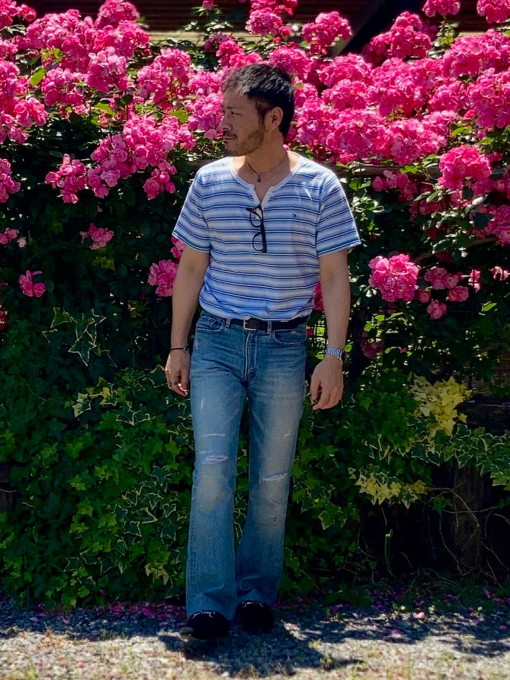 ブルー系のTシャツ/カットソー、ブルー系のデニムパンツ、ブラック系のローファーを着用したメンズの春コーディネートの2枚目の写真