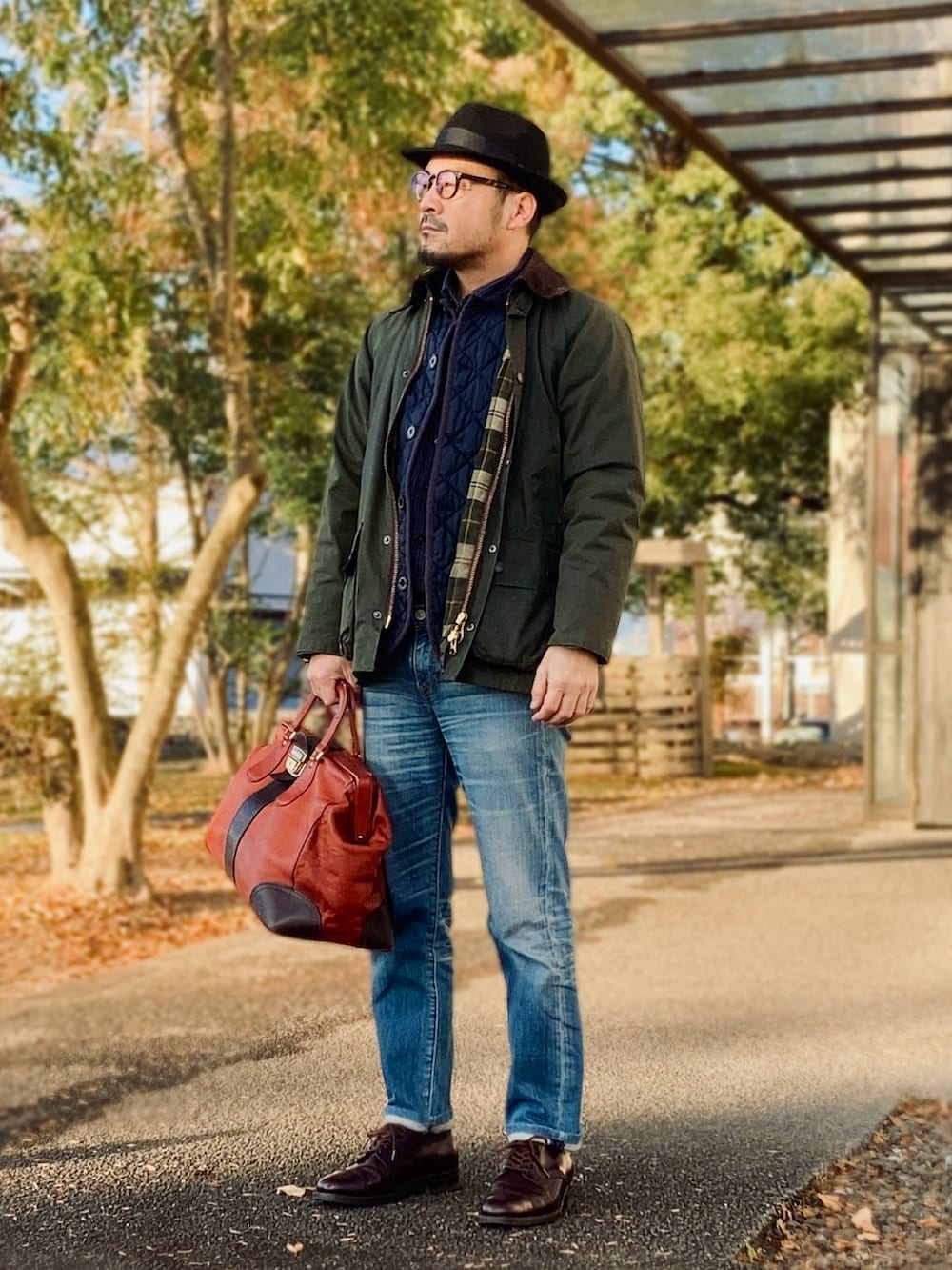 ブルー系のシャツ/ブラウス、ブルー系のその他アウター、グリーン系のその他アウターを着用したメンズの冬コーディネートの2枚目の写真