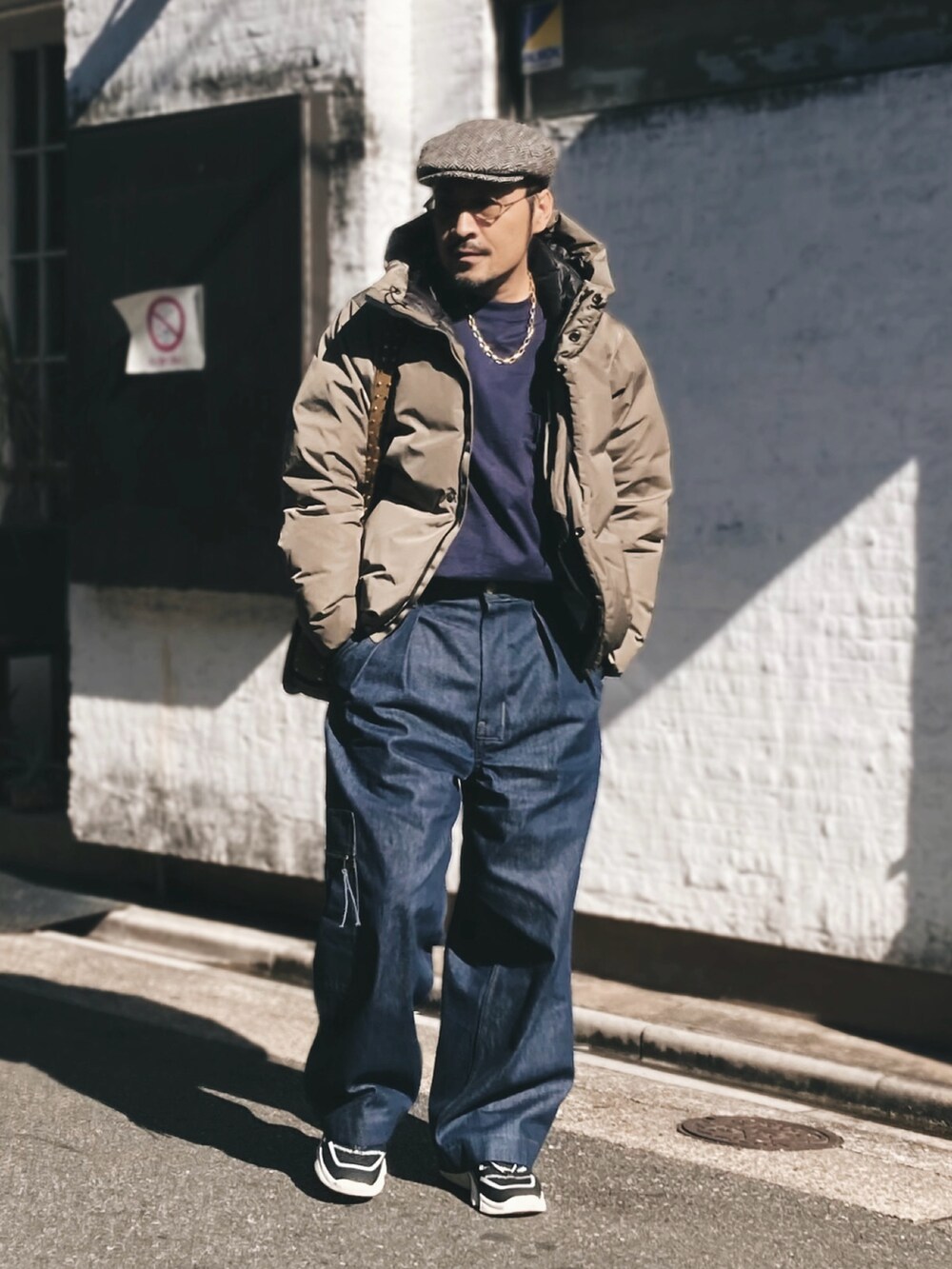 グレー系のジャケット/アウター、ブルー系のデニムパンツ、ブラック系のスニーカーを着用したメンズの冬コーディネートの3枚目の写真