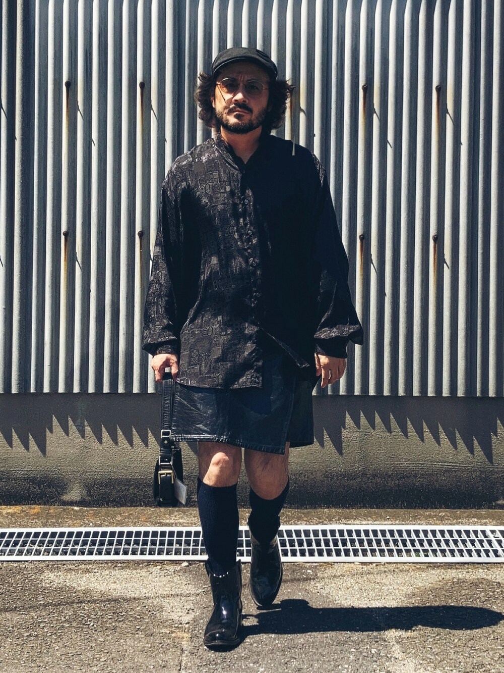 ブラック系のシャツ/ブラウス、ブラック系のその他パンツ、ブラック系のブーツを着用したメンズの夏コーディネートの4枚目の写真