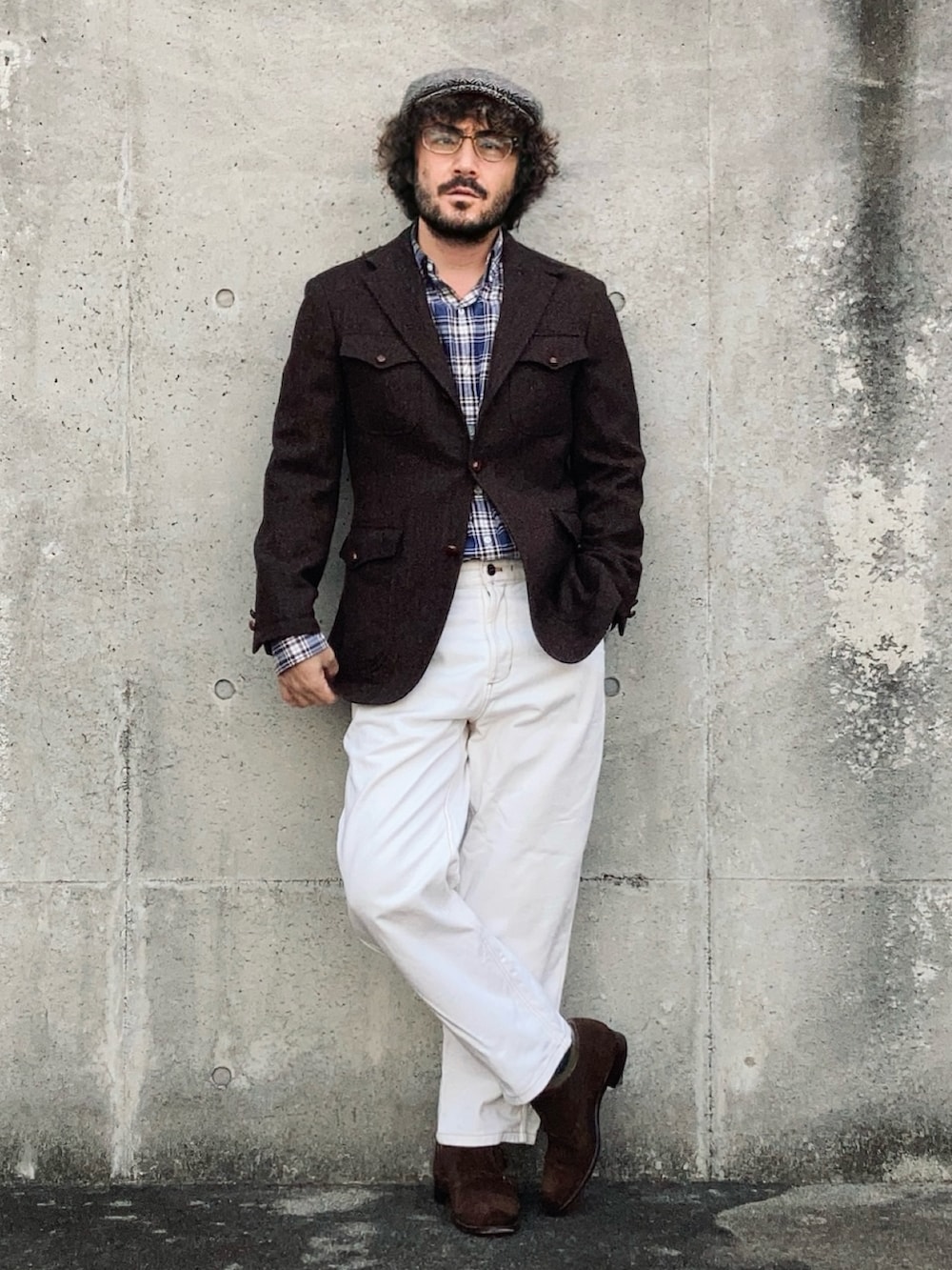 ホワイト系のデニムパンツ、ブルー系のシャツ/ブラウス、ブラウン系のテーラードジャケットを着用したメンズの秋コーディネートの3枚目の写真