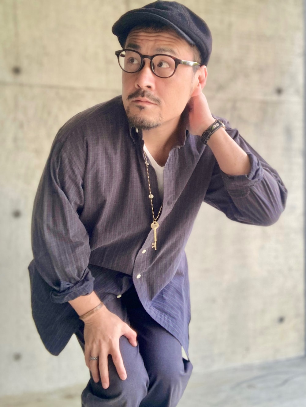 ホワイト系のTシャツ/カットソー、グリーン系のシャツ/ブラウス、グレー系のスラックスを着用したメンズの春コーディネートの4枚目の写真