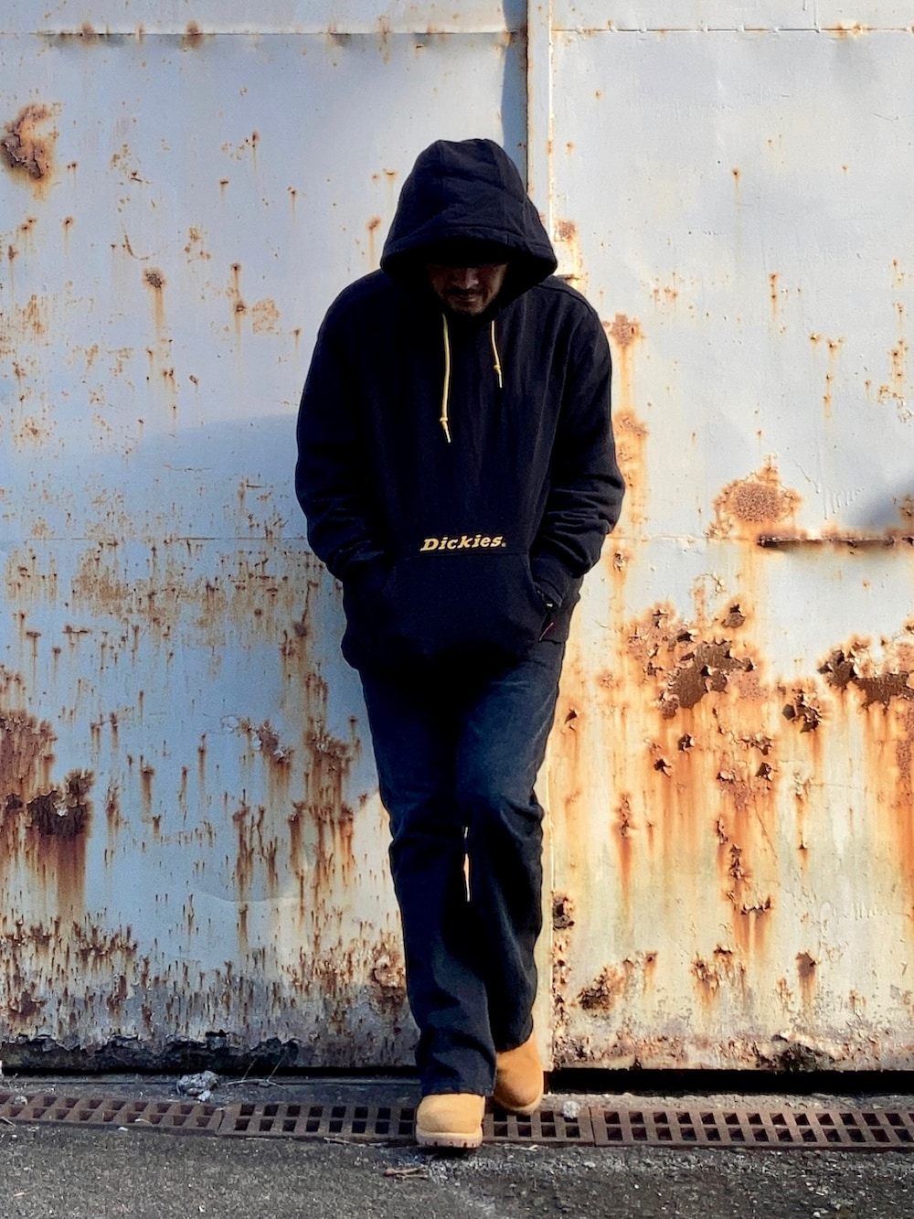 ブラック系のパーカー、ブラック系のシャツ/ブラウス、ブラック系のデニムパンツを着用したメンズの秋コーディネートの3枚目の写真