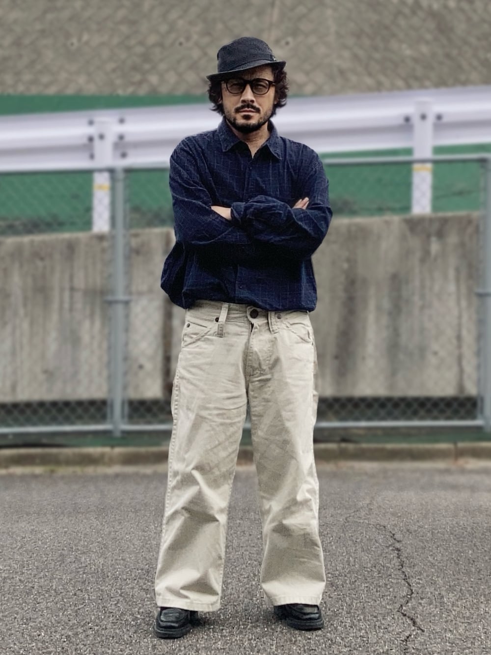 ブルー系のシャツ/ブラウス、ホワイト系のデニムパンツ、ブラック系のローファーを着用したメンズの春コーディネートの2枚目の写真