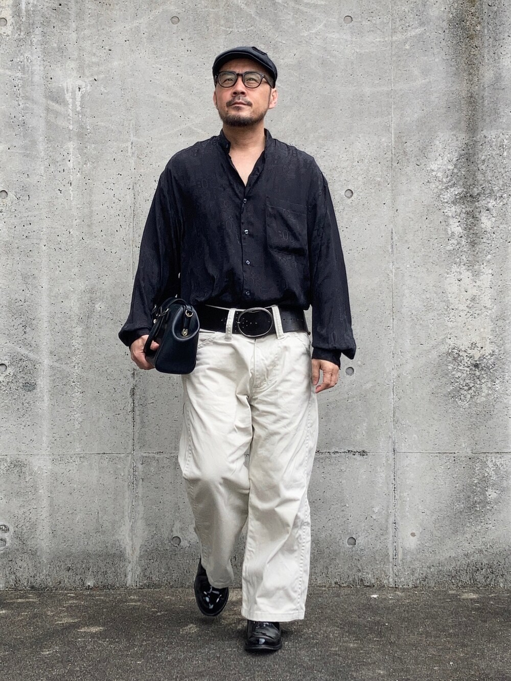 ホワイト系のデニムパンツ、ブラック系のシャツ/ブラウス、ブラック系のブーツを着用したメンズの春コーディネートの3枚目の写真