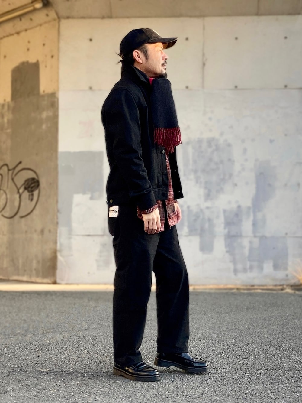 その他のシャツ/ブラウス、ブラック系のデニムジャケット、ブラック系のパンツを着用したメンズの冬コーディネートの2枚目の写真