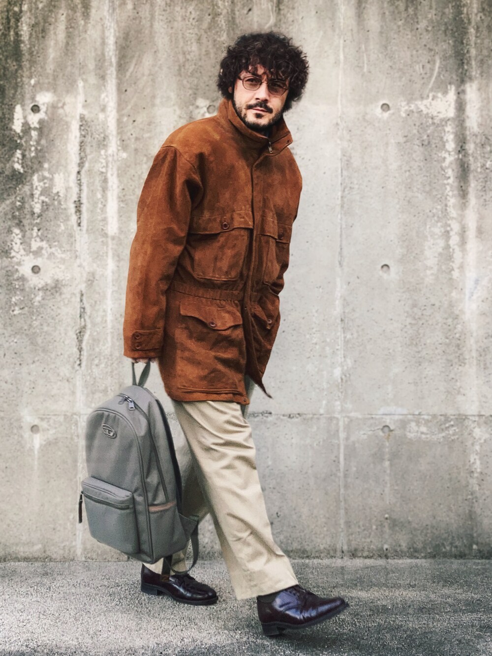 ブラウン系のその他アウター、ベージュ系のチノパンツ、レッド系のドレスシューズを着用したメンズの冬コーディネートの3枚目の写真