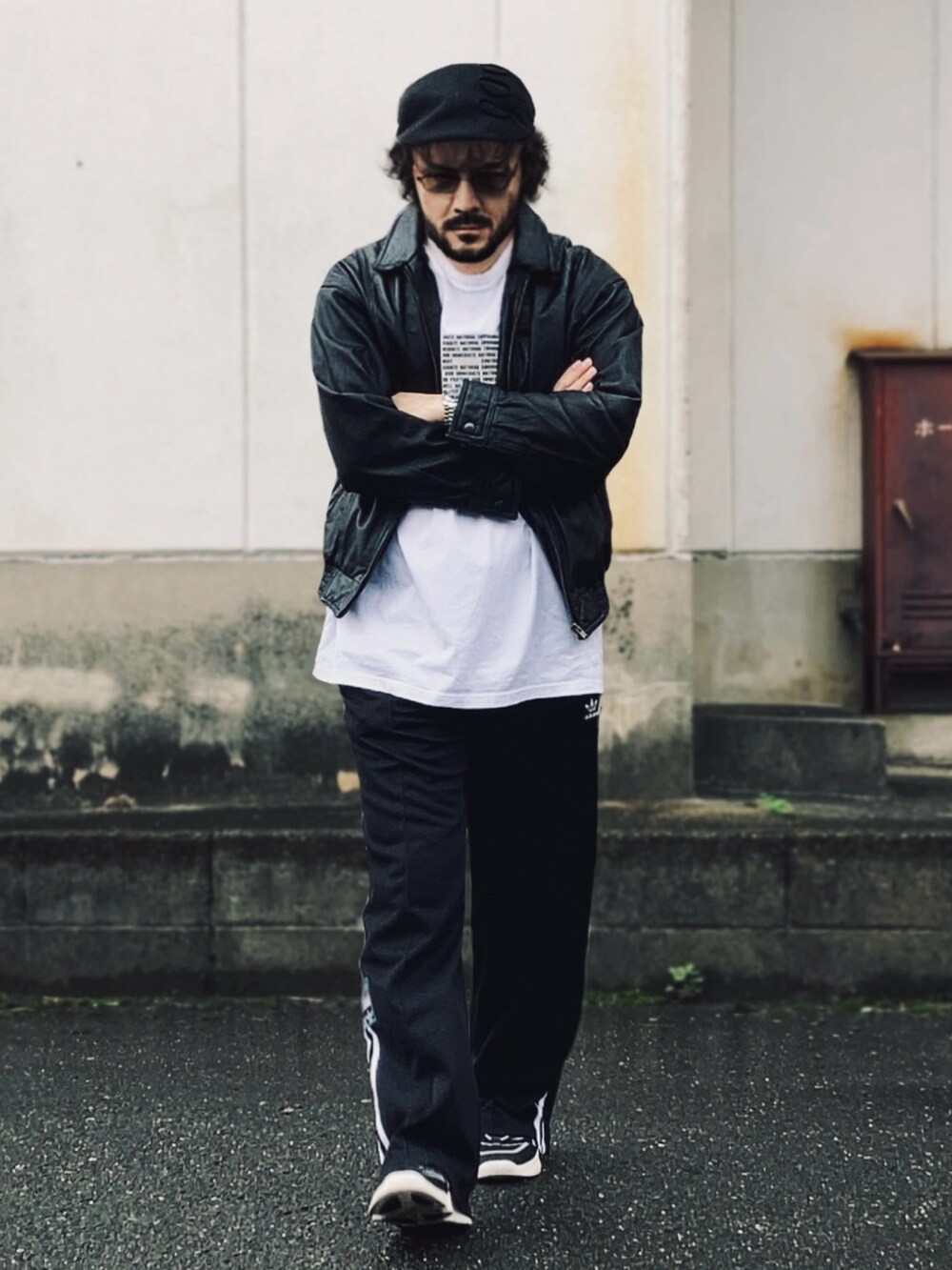 ホワイト系のTシャツ/カットソー、ブラック系のブルゾン、ブラック系のスウェットパンツを着用したメンズの秋コーディネートの2枚目の写真