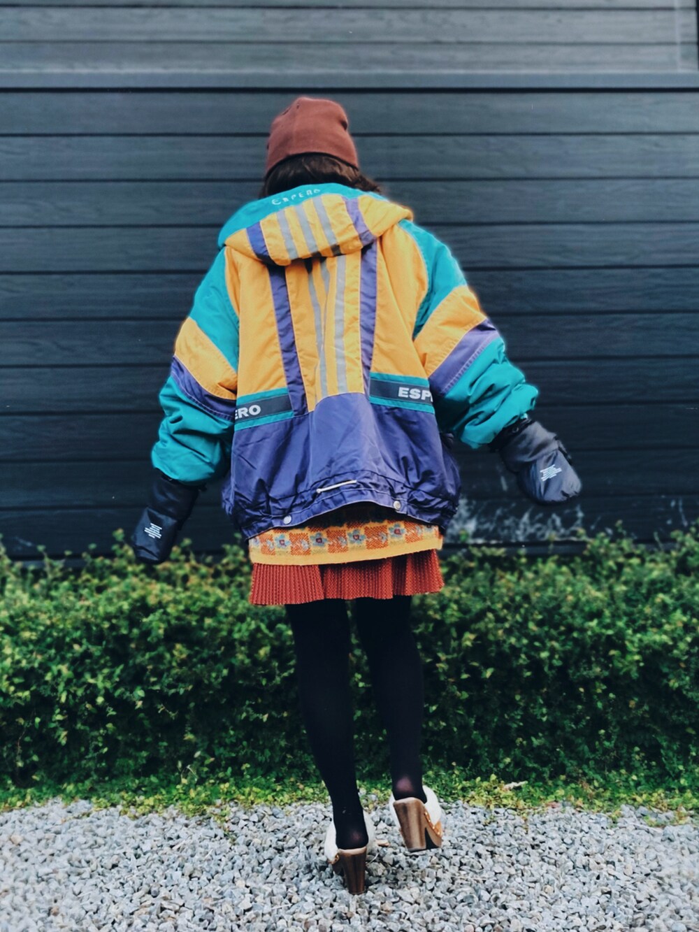 その他のナイロンジャケット、ブラック系のスラックス、ブラック系のローファーを着用したメンズの冬コーディネートの4枚目の写真