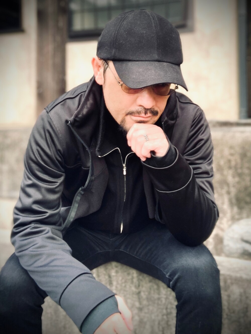 「私の推しブランド、Saint Laurent、サンローランパリ、wyatt、ブーツ、ジョッパーブーツ、ヒールブーツ、スエードシューズ、モードストリート、モード系、スポーティ、ロック、ブラックデニム、ワントーンコーデ、キャップ」|「giovani e belliのmade in Italy wool 100% 古着(ニット/セーター、ブラック系)」を使った、koppaさん(メンズ・169cm)の冬コーディネートの5枚目の写真