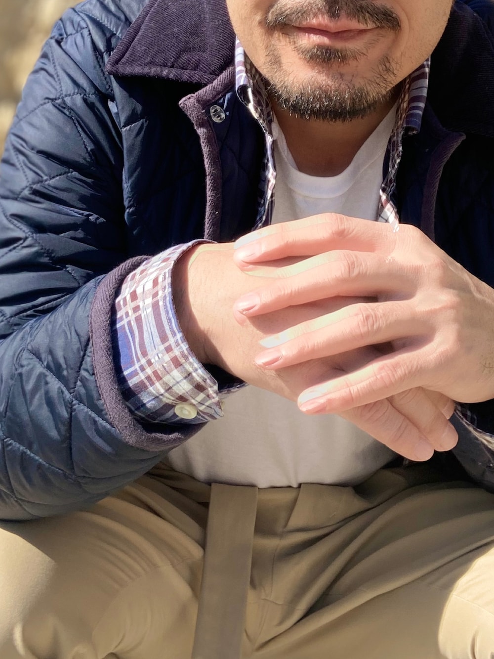 ブルー系のシャツ/ブラウス、ブルー系のその他アウター、ベージュ系のスラックスを着用したメンズの秋コーディネートの5枚目の写真