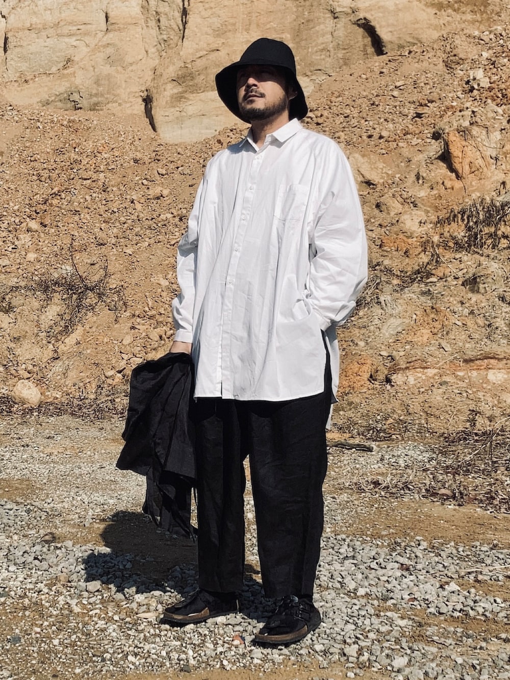 ホワイト系のシャツ/ブラウス、ブラック系のその他パンツ、ブラック系のサンダルを着用したメンズの冬コーディネートの4枚目の写真