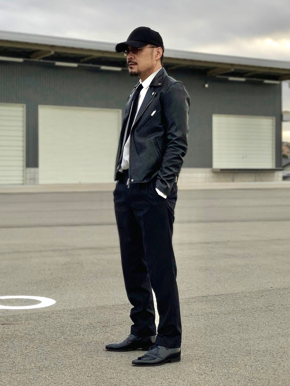 ホワイト系のシャツ/ブラウス、ブラック系のライダースジャケット、ブラック系のその他パンツを着用したメンズの秋コーディネートの2枚目の写真