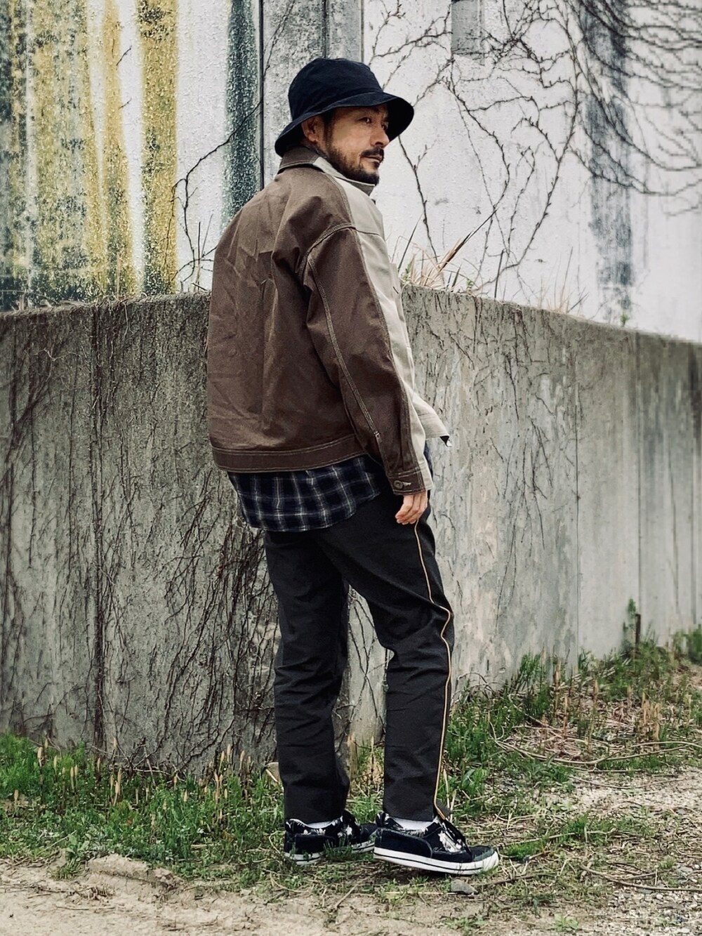 グレー系のシャツ/ブラウス、ベージュ系のその他アウター、グリーン系のスラックスを着用したメンズの春コーディネートの3枚目の写真