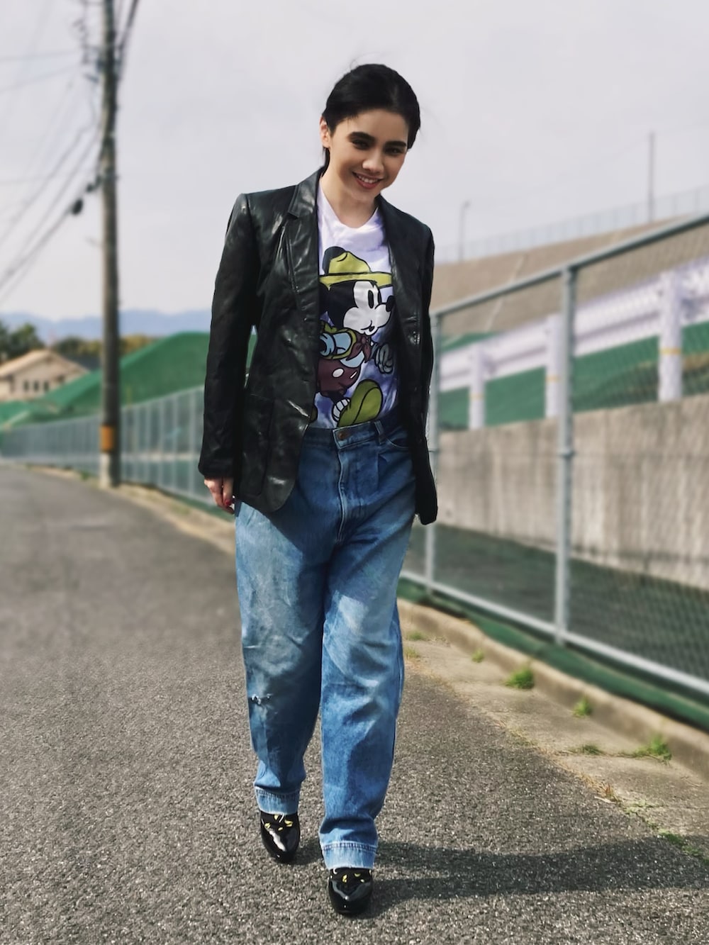 ホワイト系のTシャツ/カットソー、ブルー系のデニムパンツ、ブラック系のパンプスを着用したレディースの春コーディネートの2枚目の写真