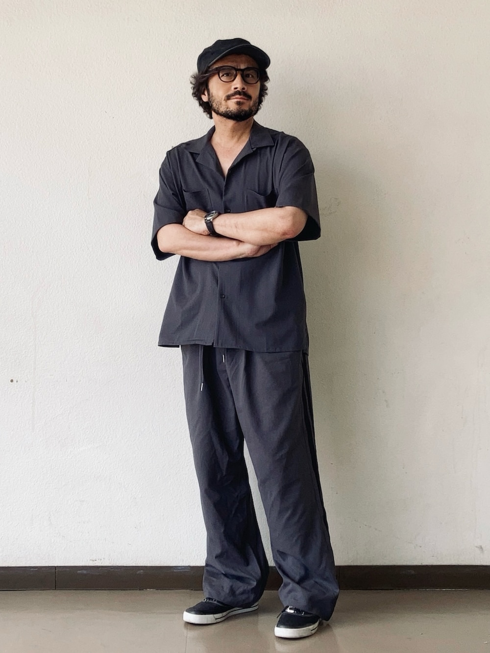 グレー系のスラックス、グレー系のシャツ/ブラウス、ブラック系のスニーカーを着用したメンズの夏コーディネートの2枚目の写真