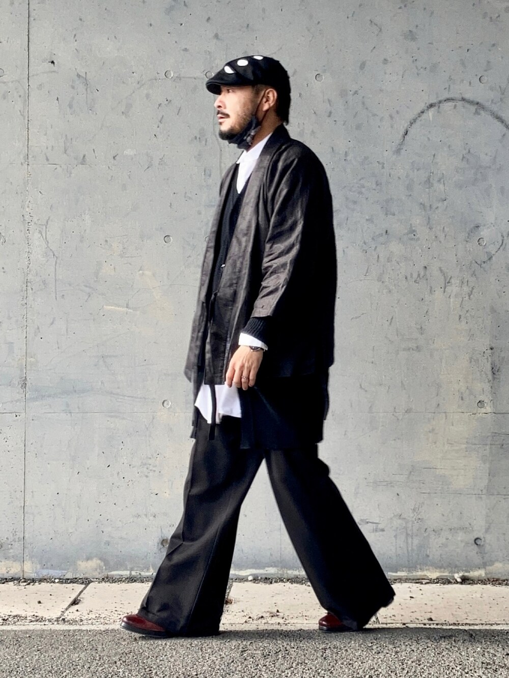 ホワイト系のシャツ/ブラウス、ブラック系のカーディガン/ボレロ、ブラック系のスラックスを着用したメンズの冬コーディネートの2枚目の写真