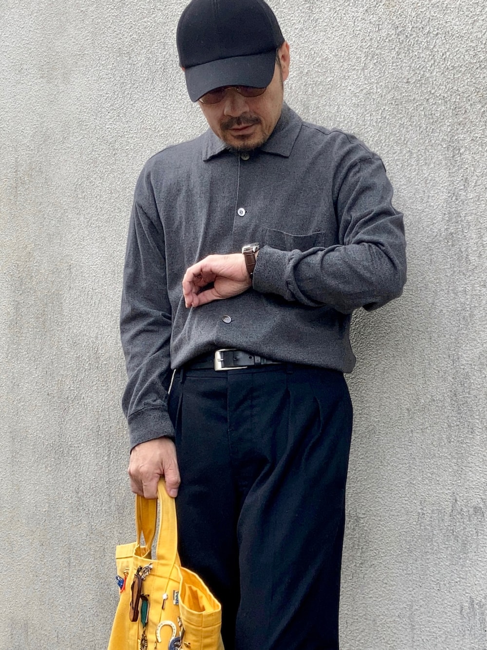 グレー系のシャツ/ブラウス、ブラック系のスラックス、ブラック系のローファーを着用したメンズの秋コーディネートの5枚目の写真