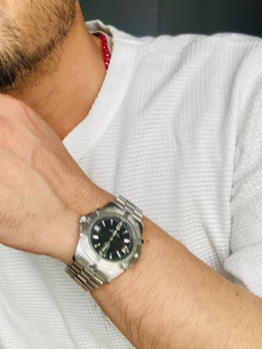 ホワイト系のTシャツ/カットソー、ベージュ系のチノパンツ、ブラック系のローファーを着用したメンズの夏コーディネートの5枚目の写真