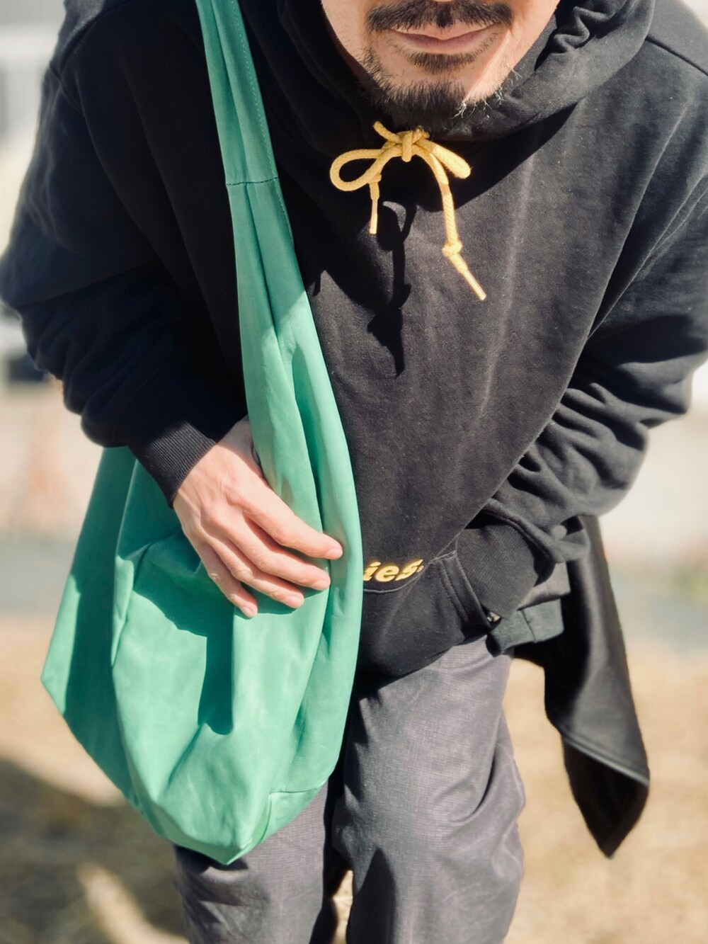 ブラック系のパーカー、ブラック系のジャケット/アウター、グレー系のスラックスを着用したメンズの冬コーディネートの5枚目の写真