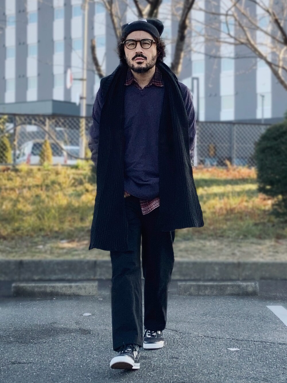 パープル系のニット/セーター、その他のシャツ/ブラウス、ブラック系のパンツを着用したメンズの冬コーディネートの3枚目の写真