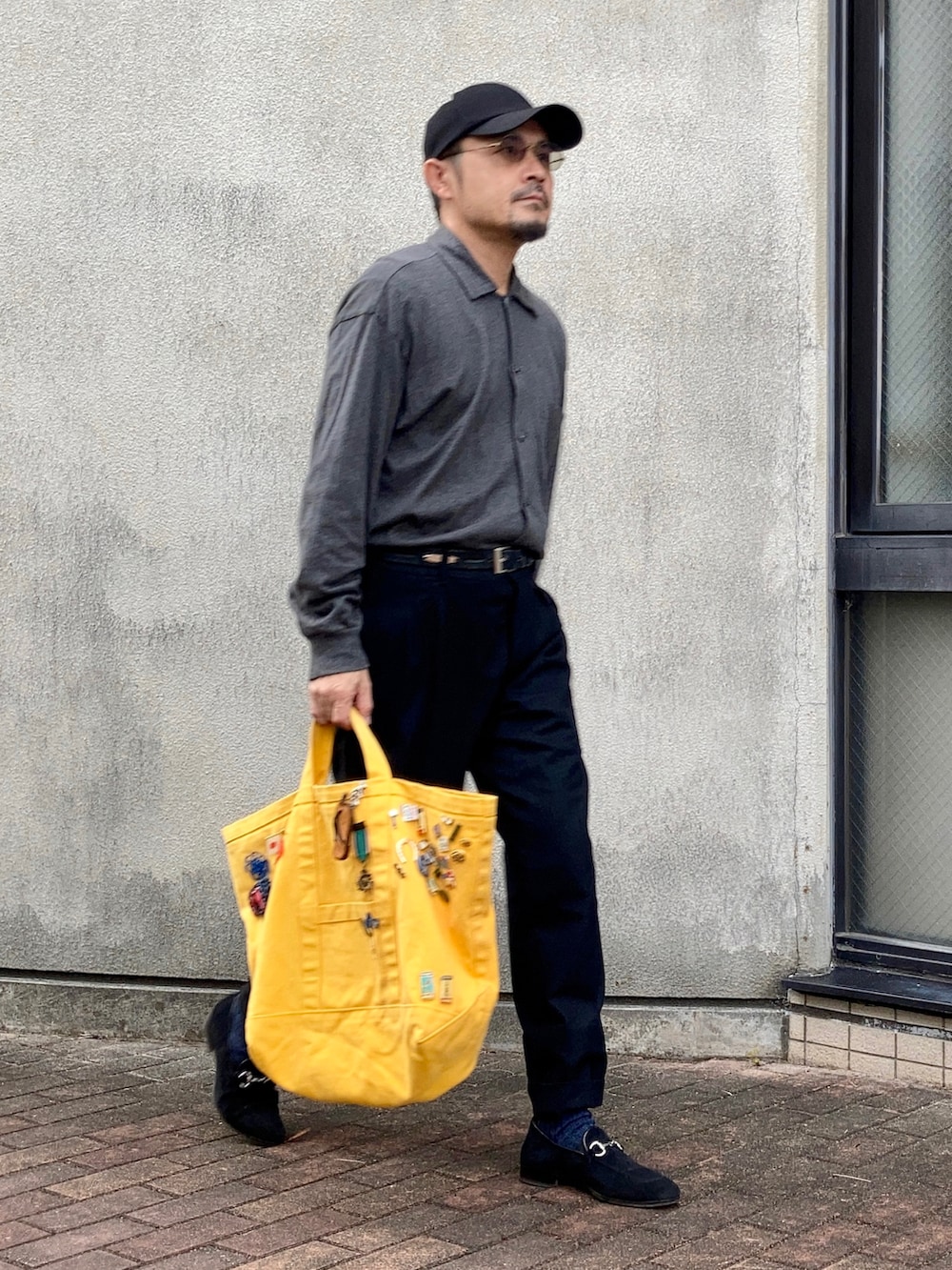 グレー系のシャツ/ブラウス、ブラック系のスラックス、ブラック系のローファーを着用したメンズの秋コーディネートの4枚目の写真