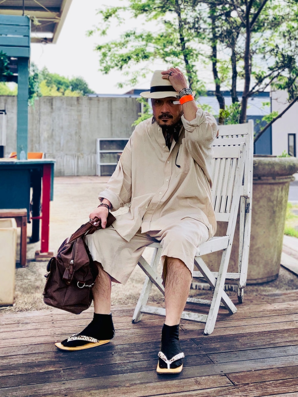 ブラウン系のボストンバッグ、ベージュ系のサンダル、ベージュ系のその他パンツを着用したメンズの春コーディネートの2枚目の写真