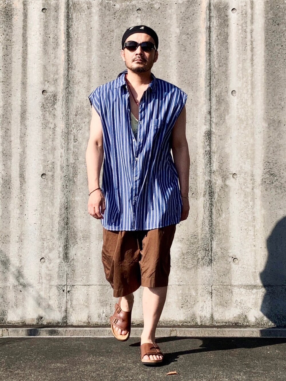 ブルー系のシャツ/ブラウス、ブラウン系のその他パンツ、ブラウン系のサンダルを着用したメンズの夏コーディネートの5枚目の写真