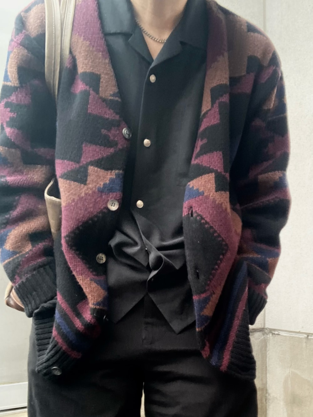 ブラック系のカーディガン/ボレロ、ブラック系のシャツ/ブラウス、ブラック系のパンツを着用したメンズの冬コーディネートの5枚目の写真