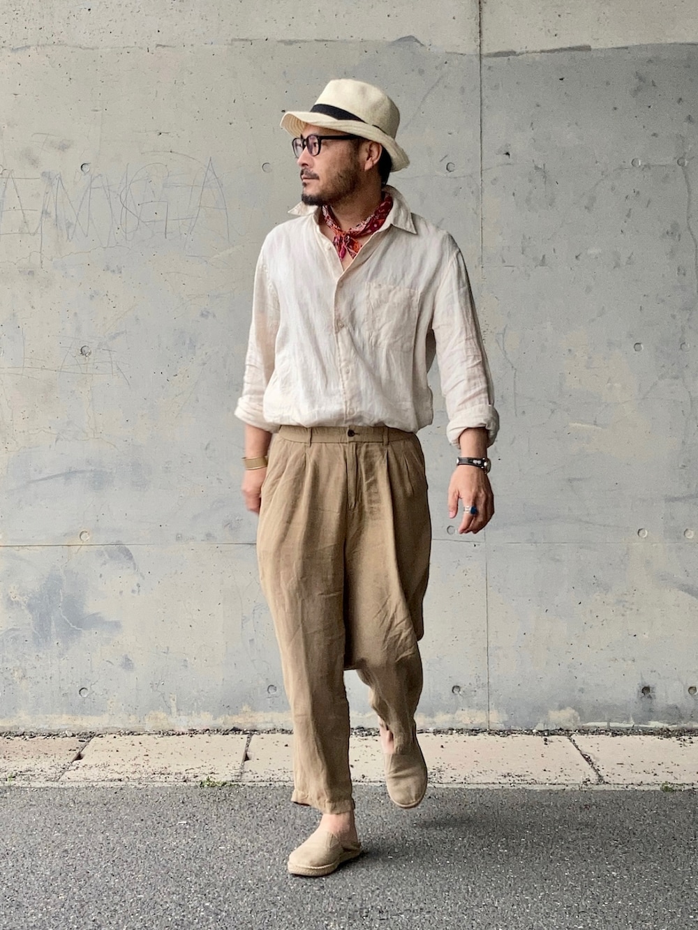 ベージュ系のシャツ/ブラウス、ベージュ系のその他パンツ、ベージュ系のその他シューズを着用したメンズの春コーディネートの2枚目の写真