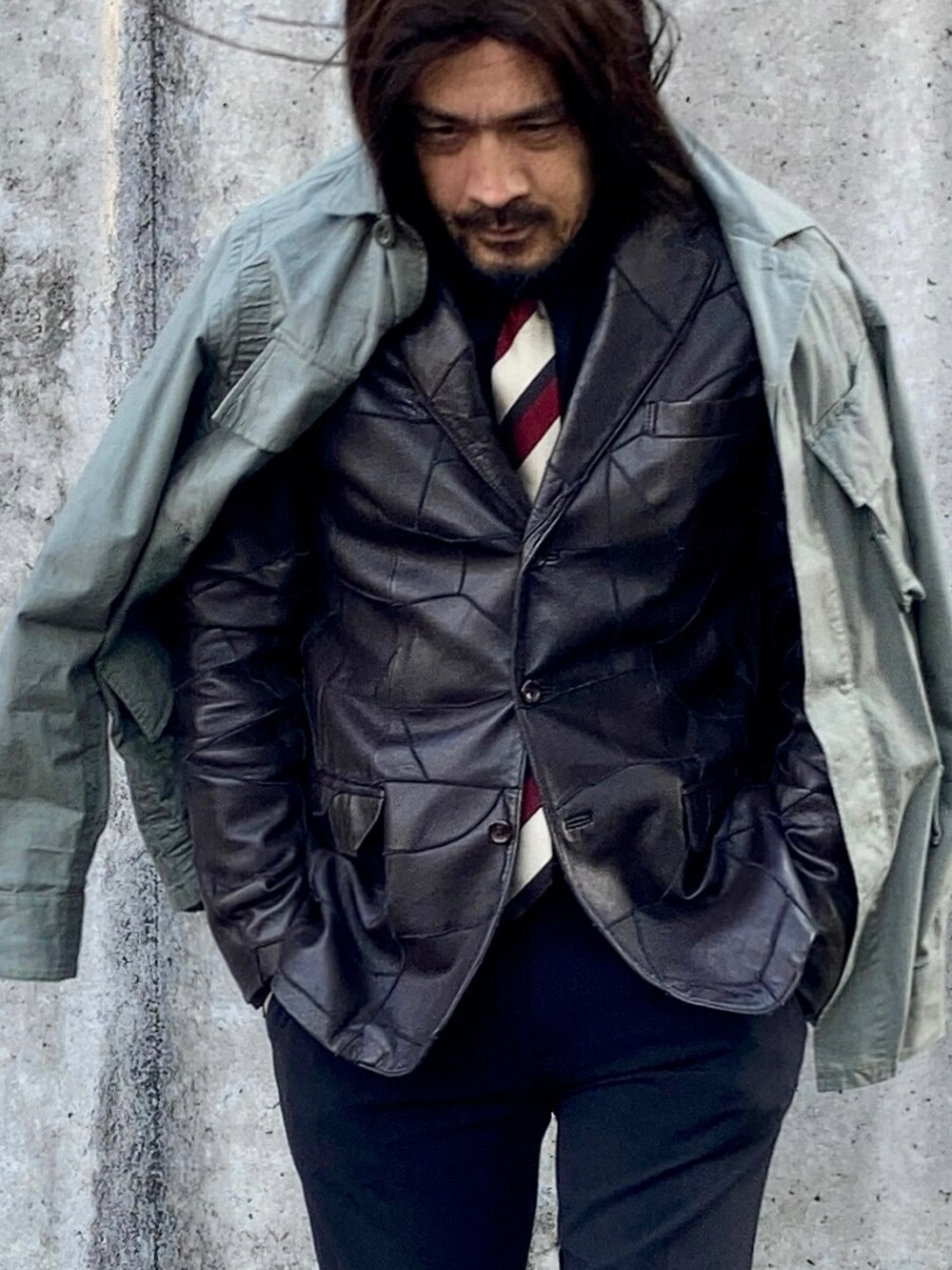 ブラック系のシャツ/ブラウス、ブラウン系のテーラードジャケット、グリーン系のミリタリージャケットを着用したメンズの秋コーディネートの3枚目の写真