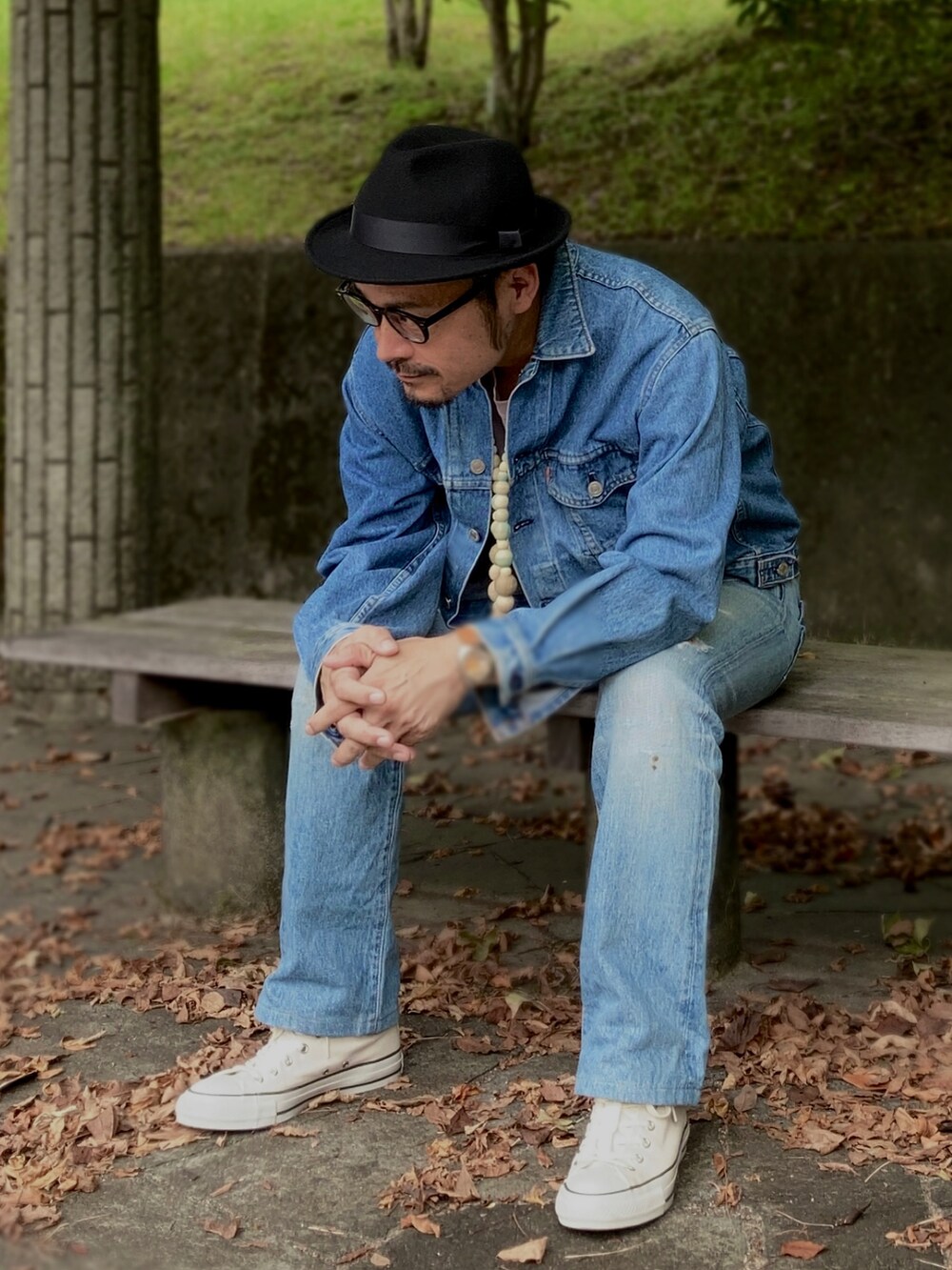 パープル系のTシャツ/カットソー、ブルー系のデニムジャケット、ブルー系のデニムパンツを着用したメンズの秋コーディネートの4枚目の写真