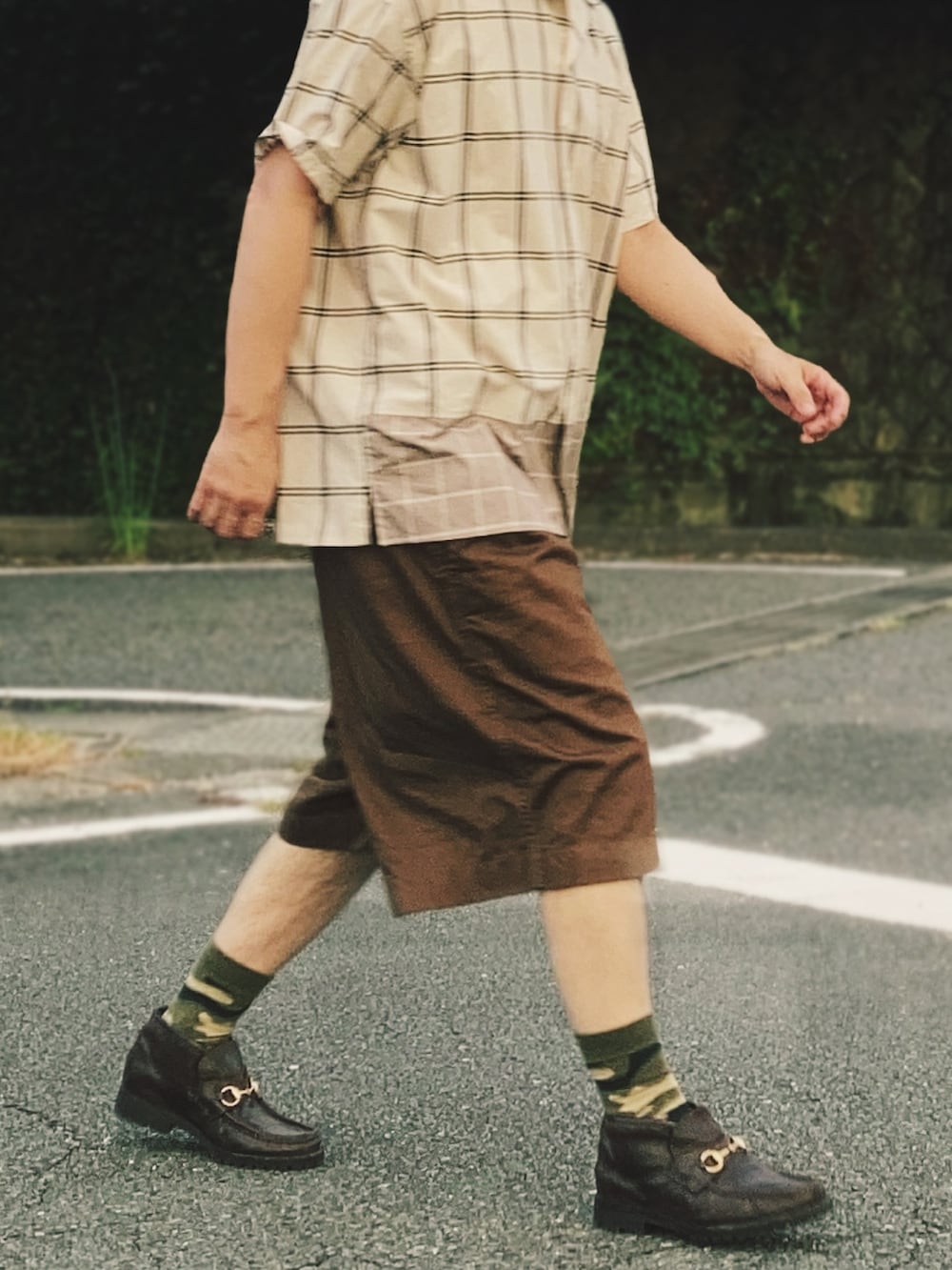 ベージュ系のシャツ/ブラウス、ブラウン系のその他パンツ、ブラウン系のブーツを着用したメンズの夏コーディネートの3枚目の写真